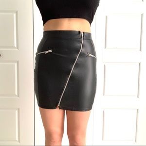 NWT Faux leather zipper skirt